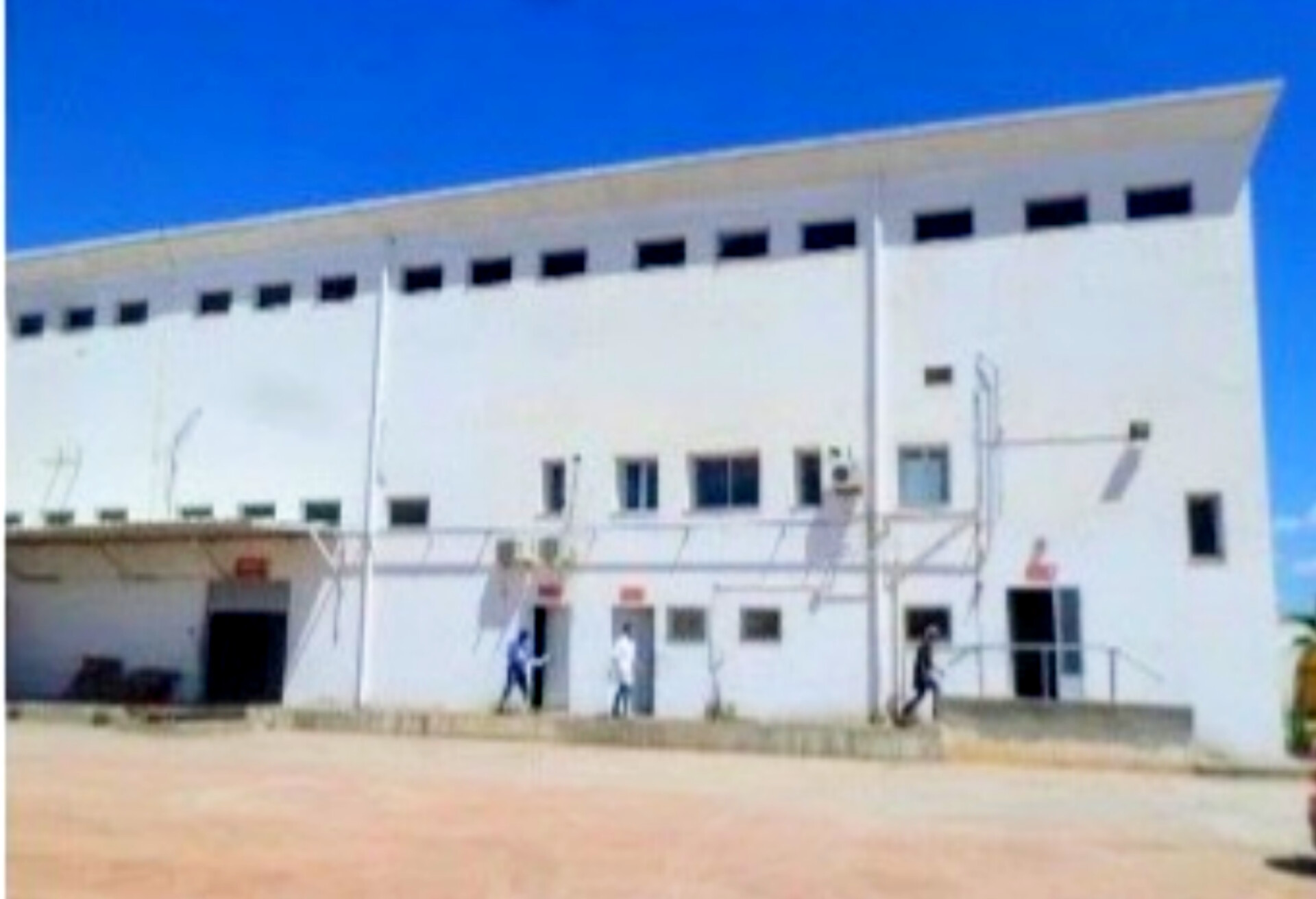 Fouchana Zone Industrielle El Meghira Bureaux & Commerces Autre Btiment industrielle en dur et surface