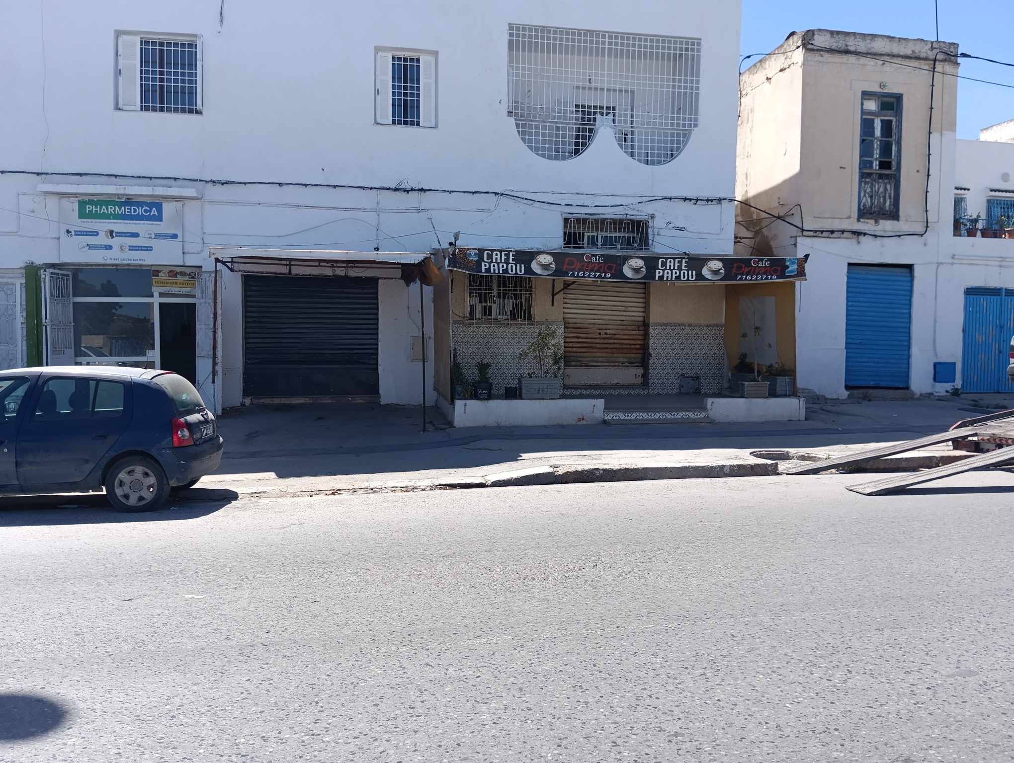 Sidi El Bechir Monfleury Bureaux & Commerces Grance libre Local  sur avenue pour parapharmacie et mdical